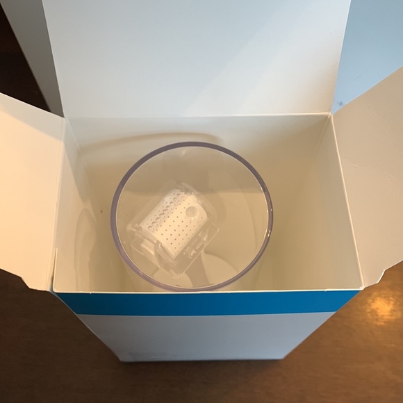 BNIB Rodan + Fields AMP MD Micro-Exfoliating Roller Display Kit 💙 - Picture 13 of 14